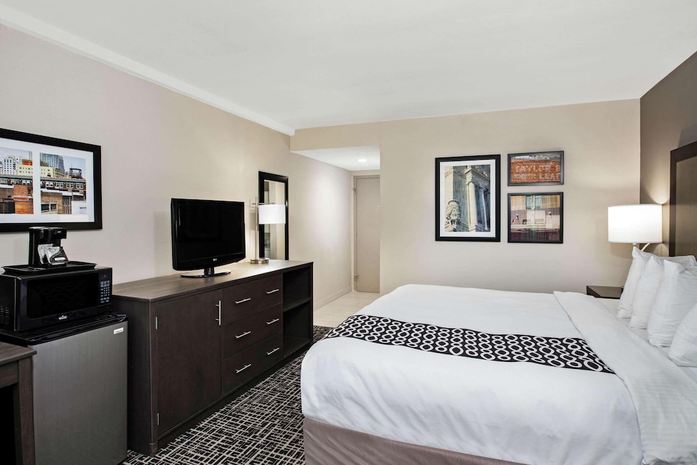 La Quinta Inn and Suites by Wyndham Indianapolis Downtown 14/50