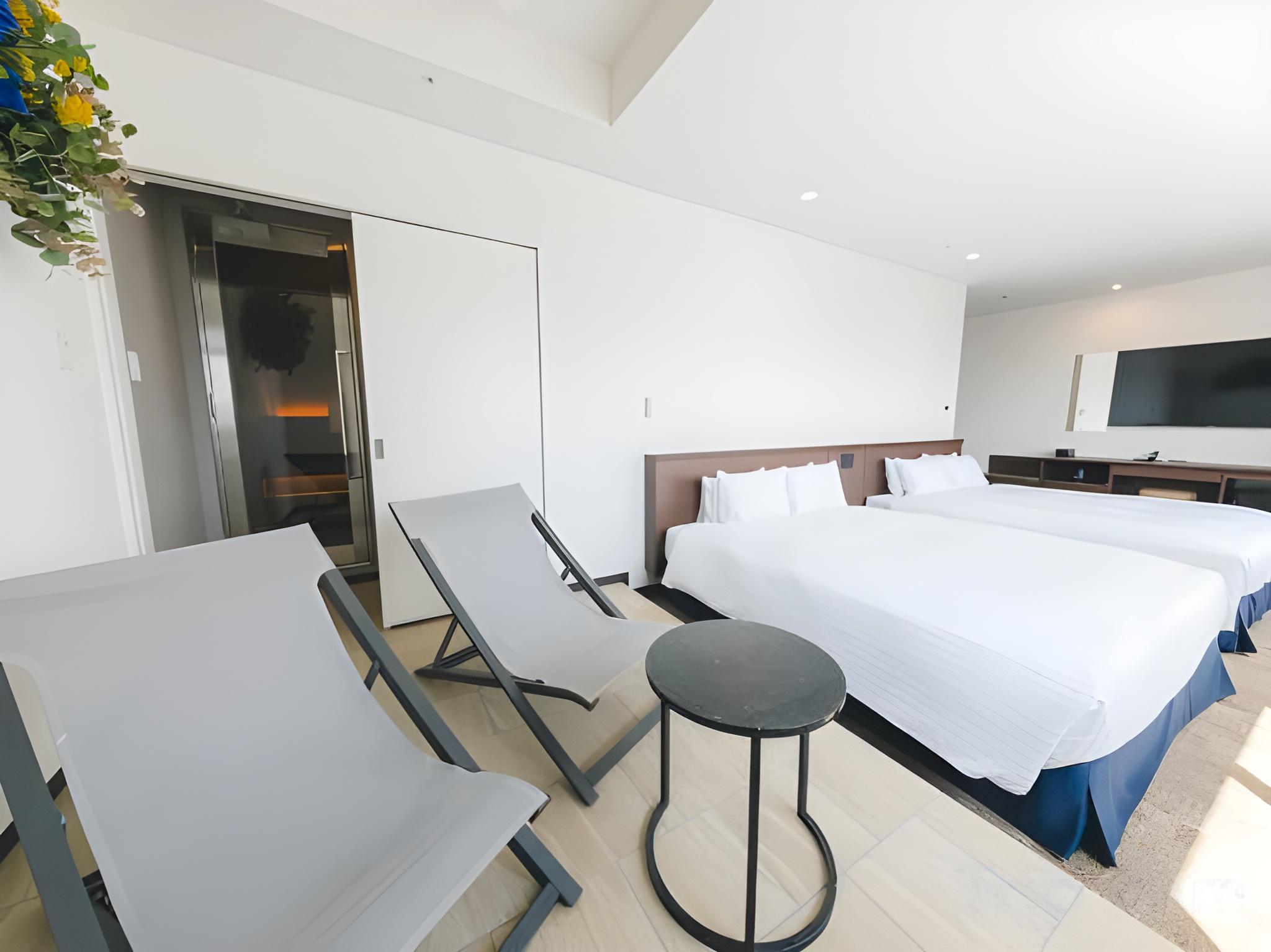 Tower, Spa, Queen Bed