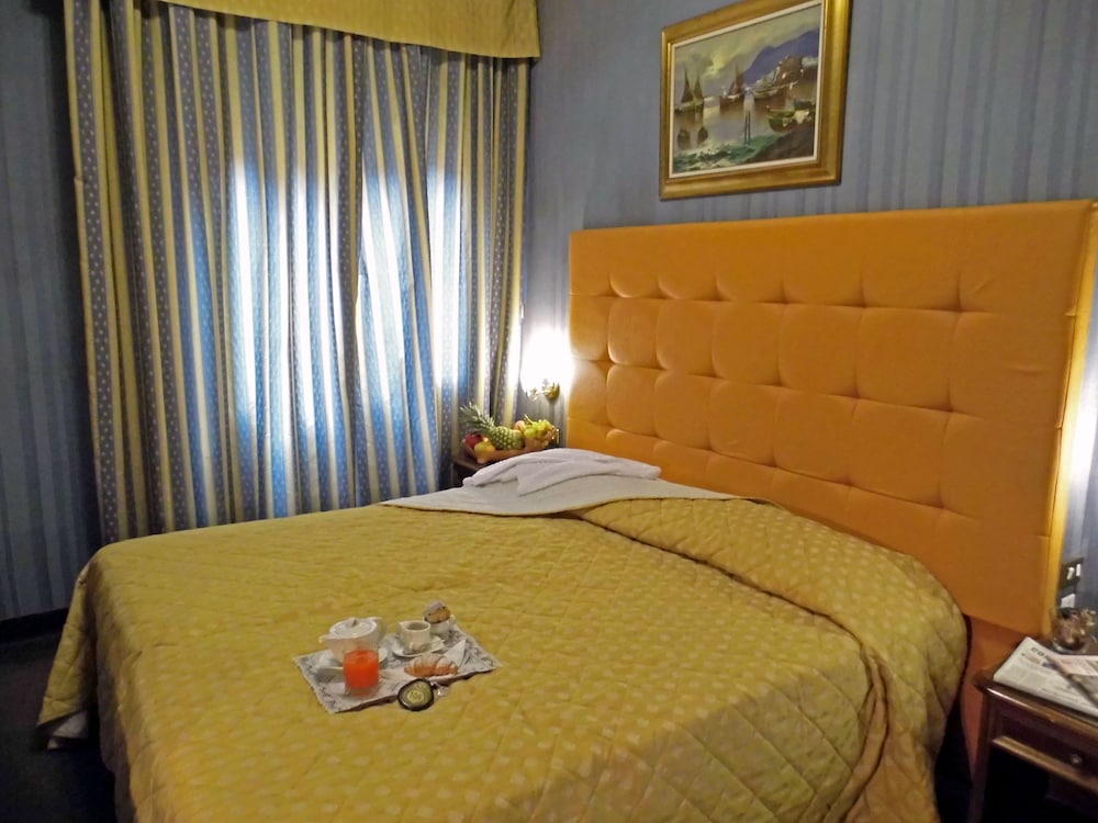 ROOM, DOUBLE BED