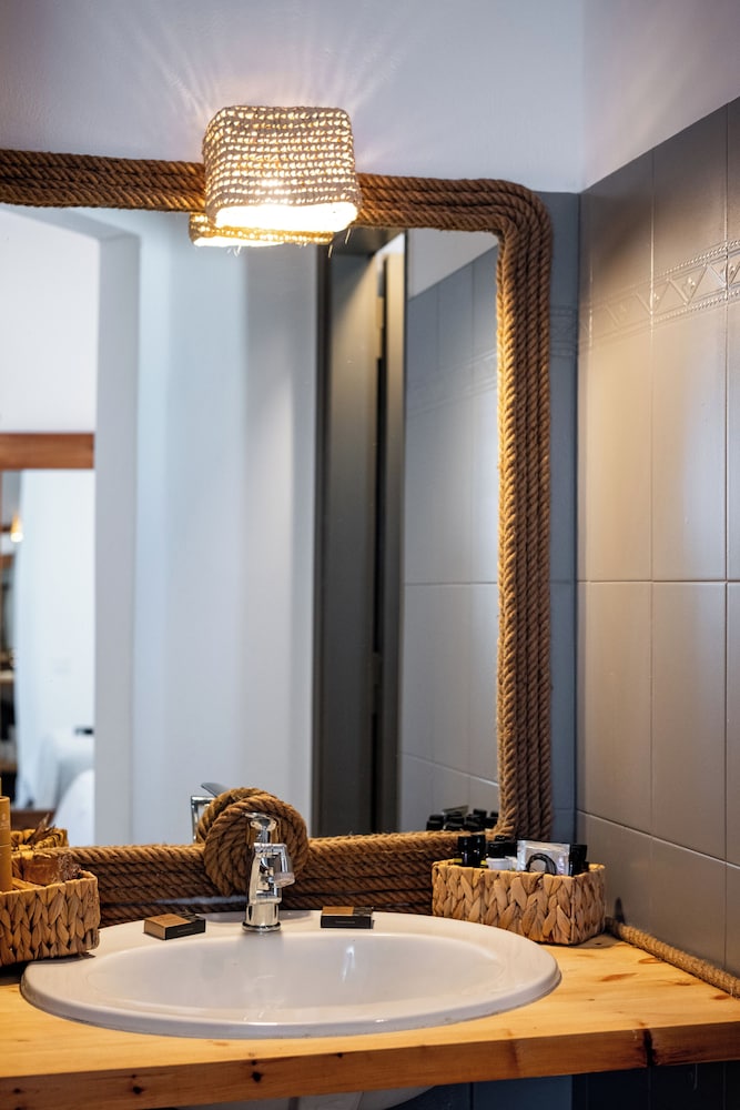 جناح جونيور بسرير كينج مع أريكة، PAROSLAND HOTEL 10/10