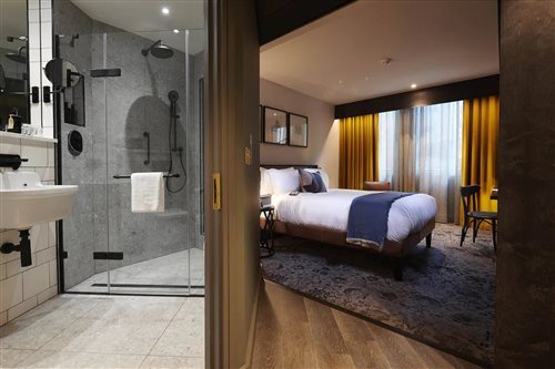 Club, Twin Beds