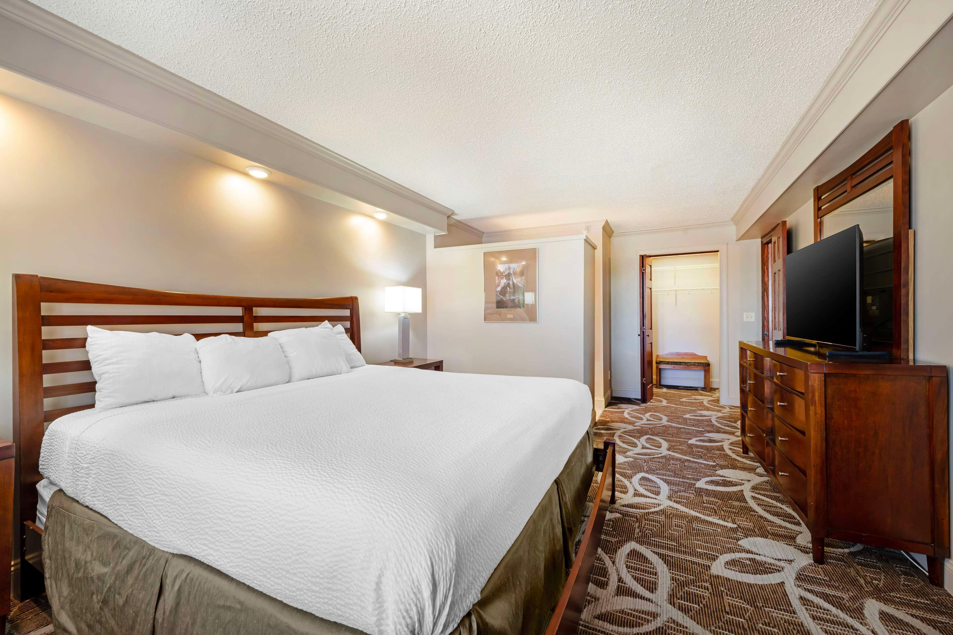 شقة بسرير كينج وسرير كوين بغرفتي نوم مع أريكة بمنطقة جلوس بمطبخ، Best Western Plus Mid Nebraska Inn & Suites 3/10