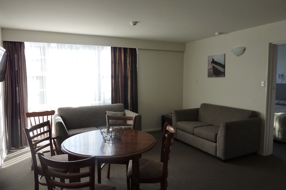 Colonial Inn Motel 27/41