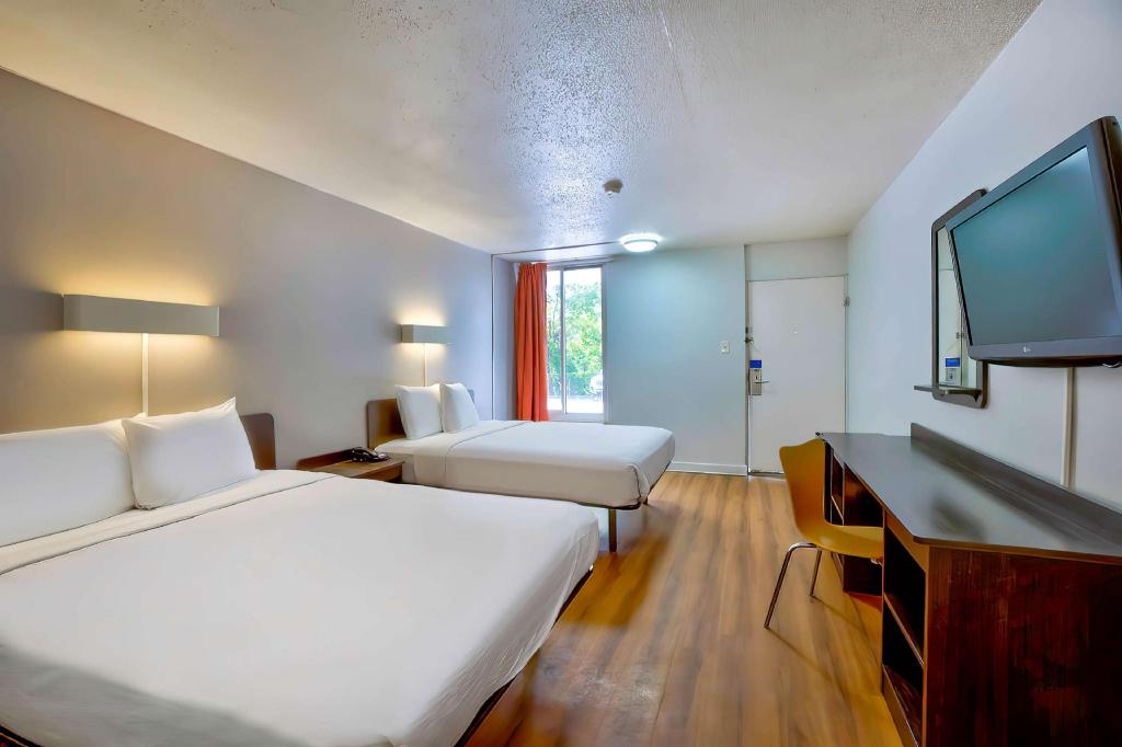 2 Queen Beds - Smoking, Mini Fridge