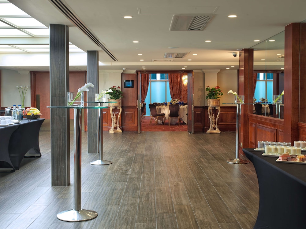 Radisson Blu Hotel, London Heathrow 52/55