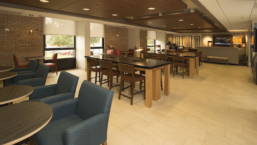 Holiday Inn Express San Antonio-Airport 39/57