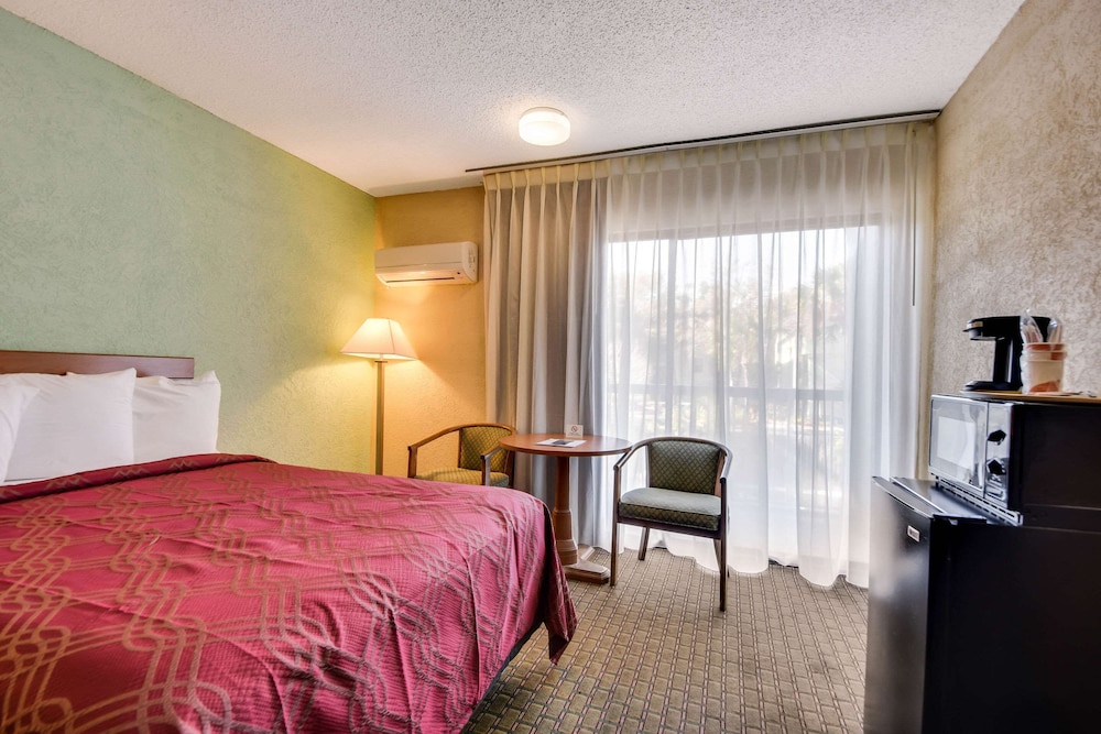 Econo Lodge Tampa near Busch Gardens 9/42