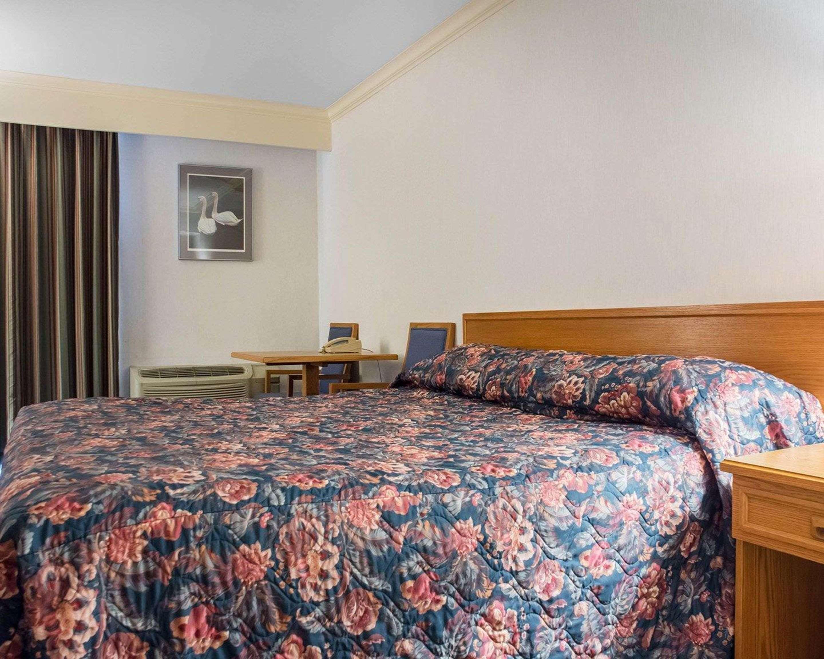 ROOM, KING BED
