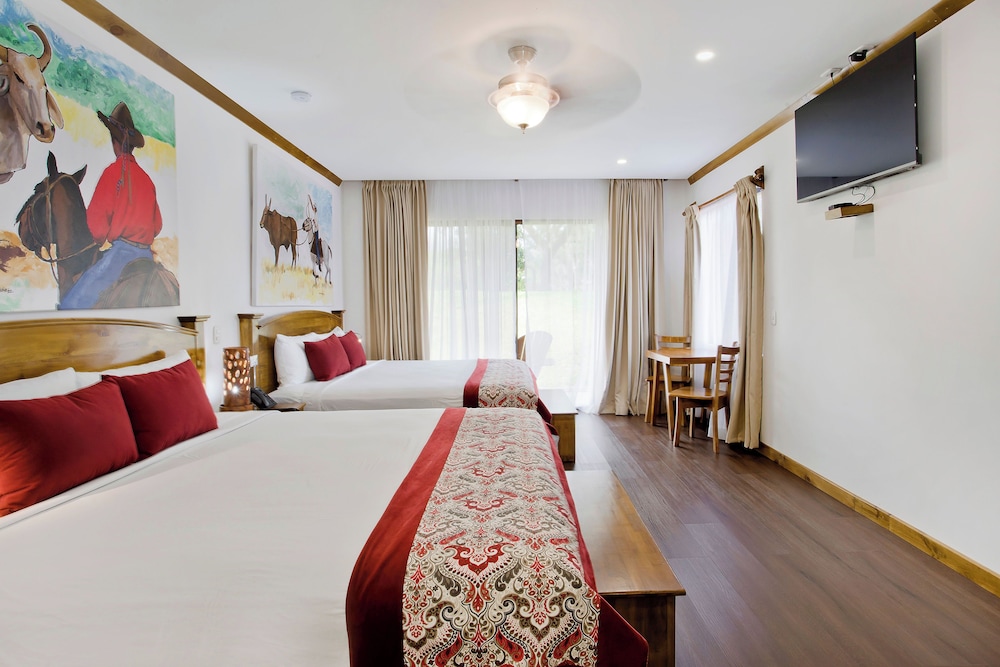 Superior, Suite, 2 King Beds, Mountain View