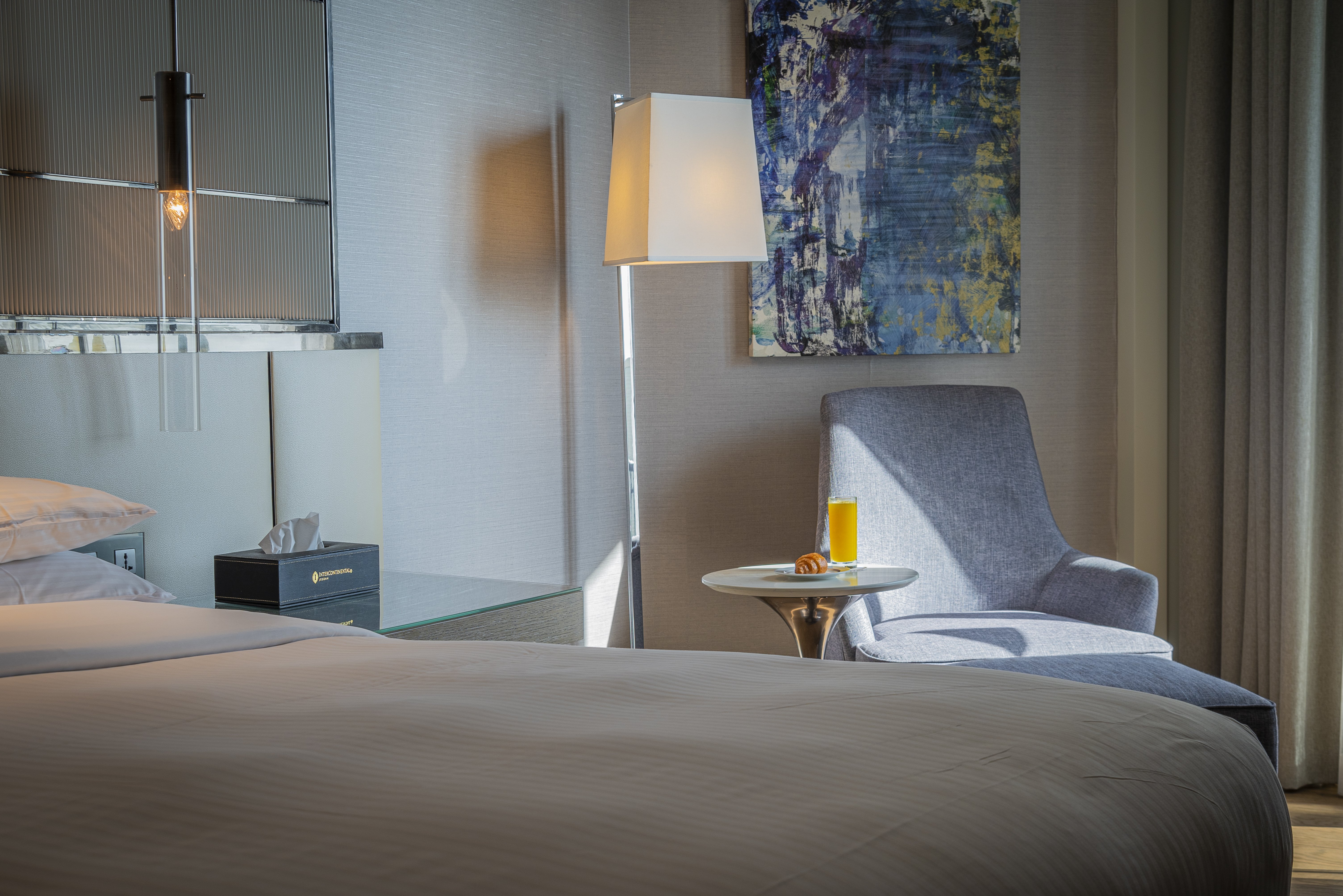 غرفة كلاسيكية بسرير كينج بإطلالة على البحر بشرفة، فندق انتركونتيننتال - جدة(Intercontinental Jeddah) 2/3