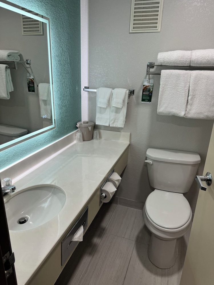 Room, Queen Bed, Wingate By Wyndham Sioux City 7/8