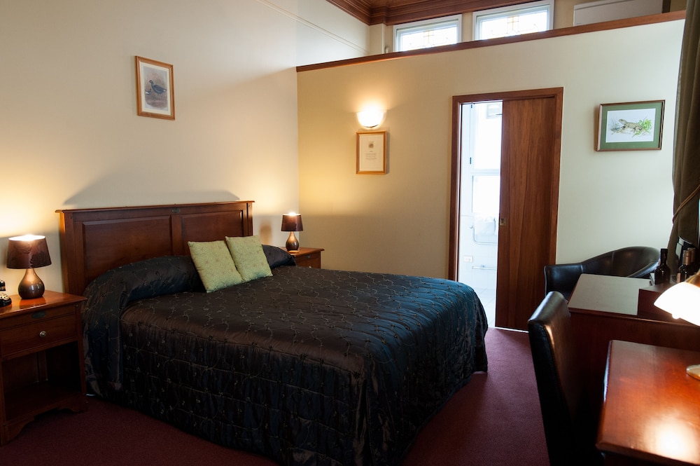 The County Hotel 7/50
