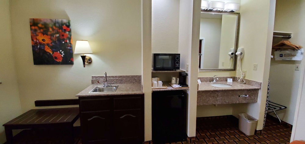 Best Western Executive Inn and Suites 27/29