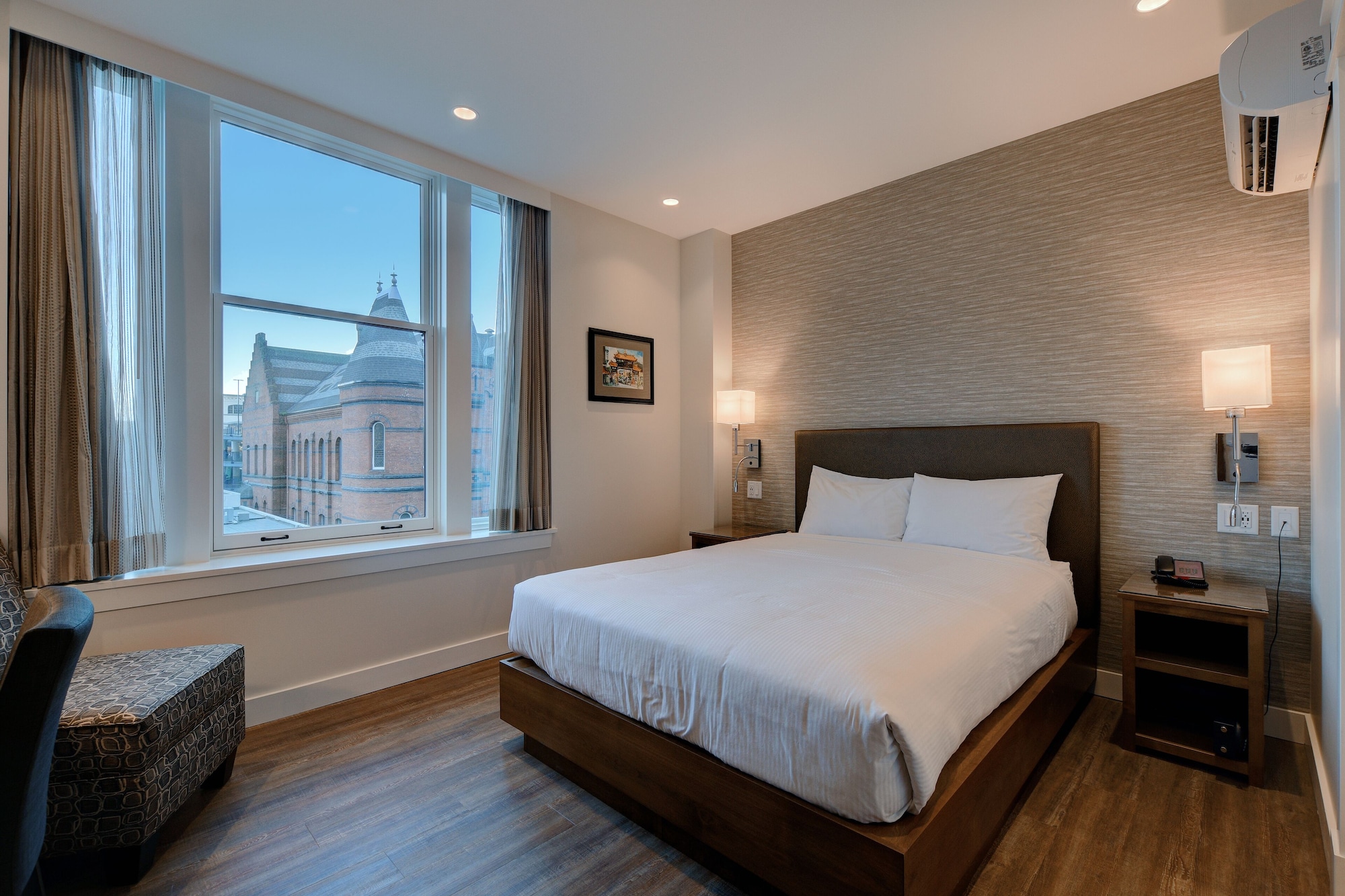 PREMIUM, QUEEN BED, CITY VIEW
