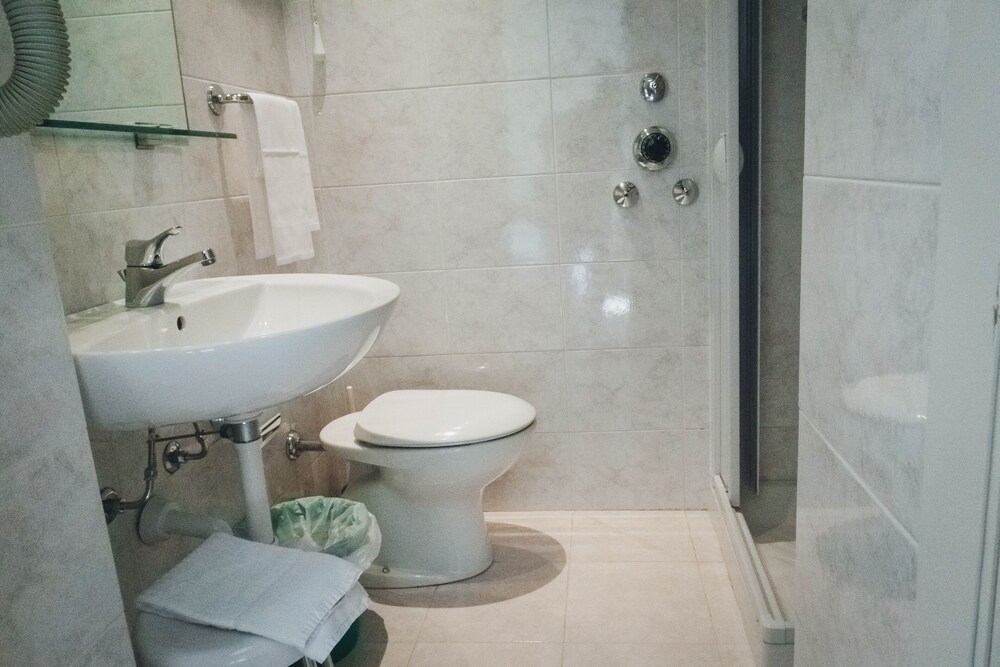 غرفة بسرير مزدوج بإطلالة على البحر بشرفة، Hotel Bobby Executive 5/9