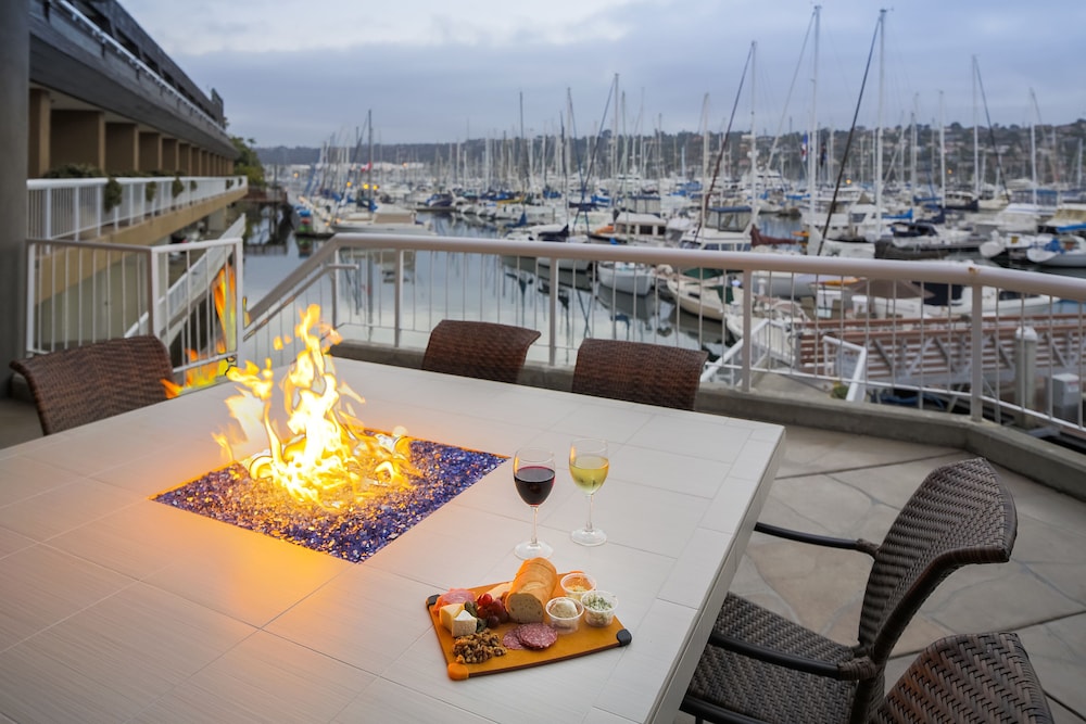 Bay Club Hotel & Marina 8/65