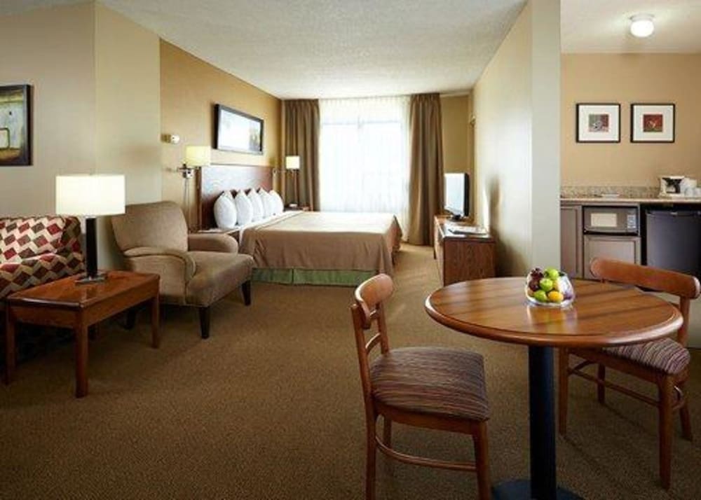 Quality Inn & Suites P.E. Trudeau Airport 18/26