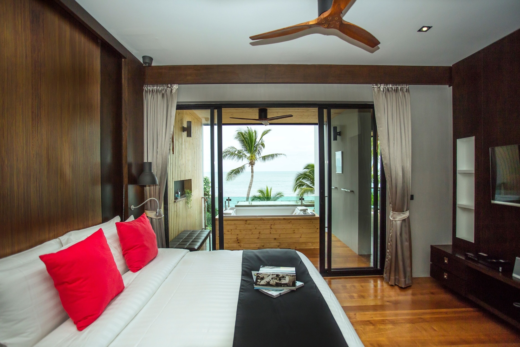 3 Bedrooms, Pool Residence, 3 King Beds, Beach Front