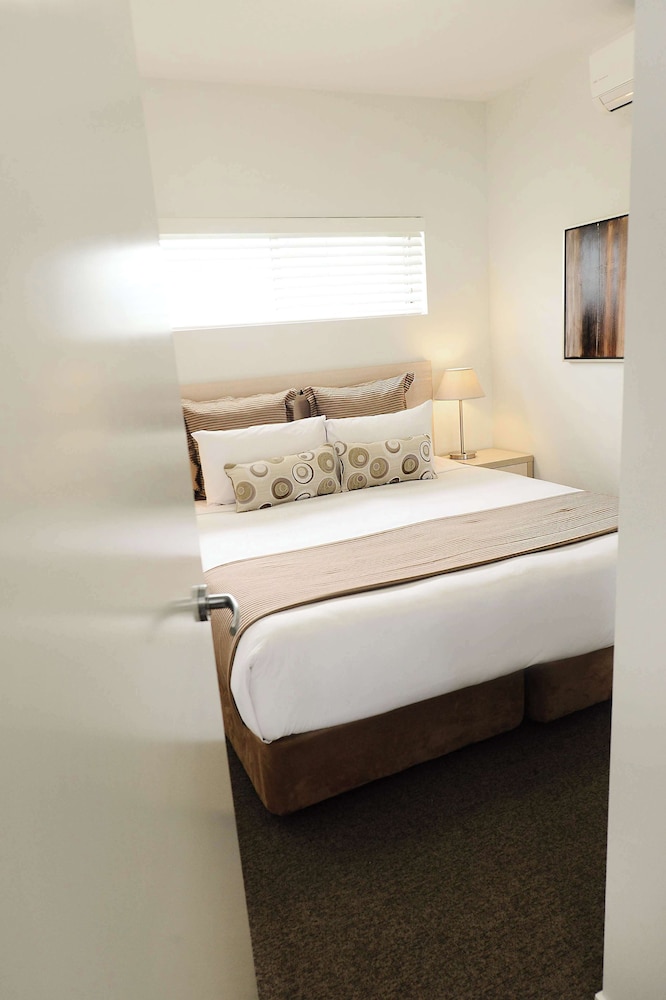 Oaks Middlemount Suites 28/53