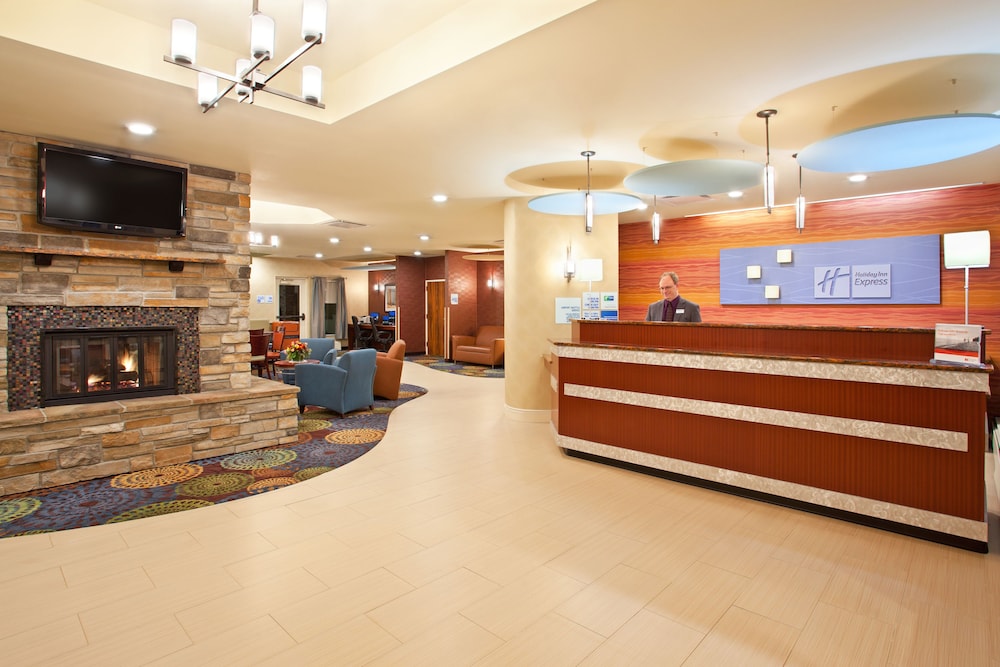 Holiday Inn Express Hotel And Suites Pittsburgh Airport 8/64
