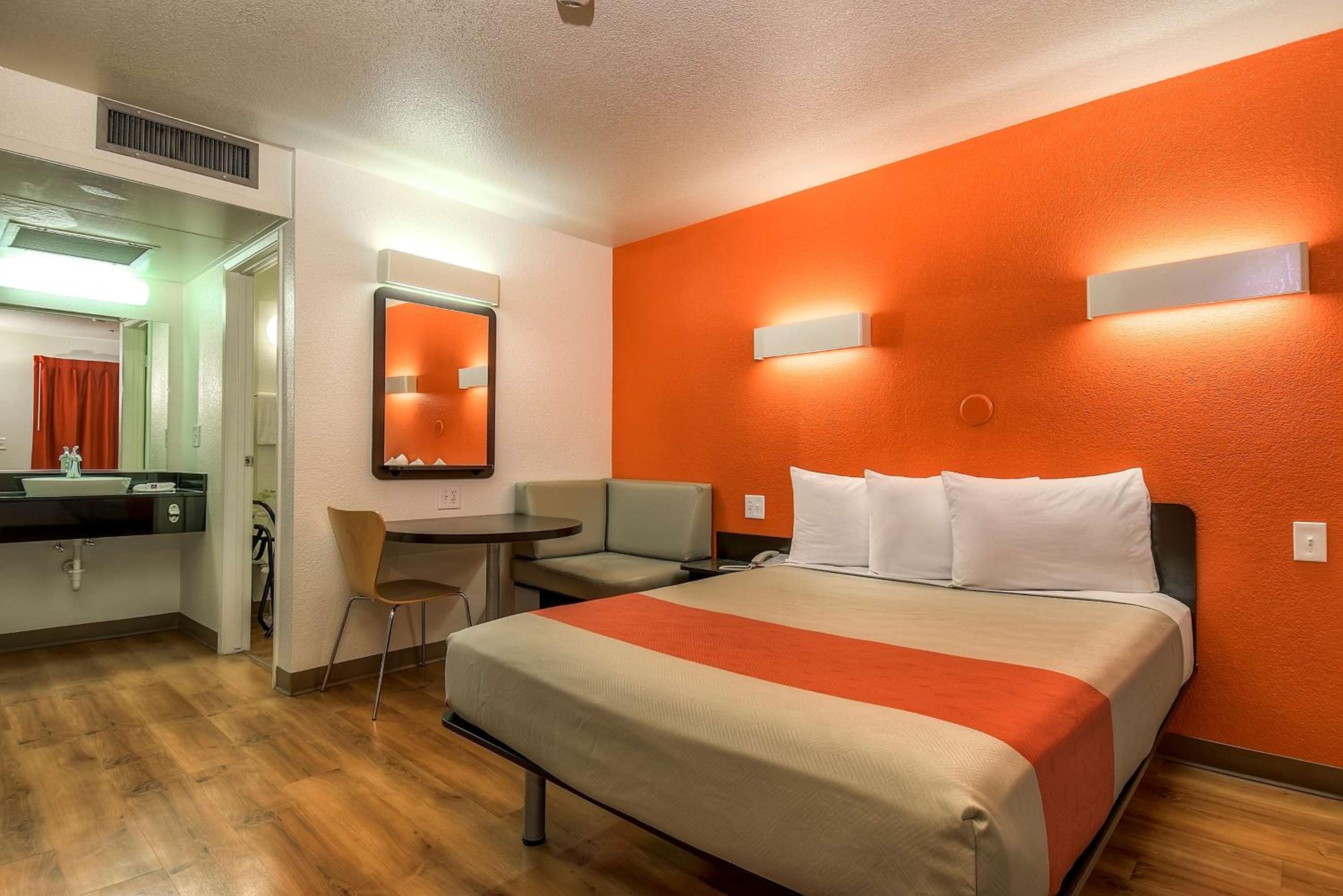 غرفة بسرير كوين، Motel6 Carlsbad, CA Beach 6/10