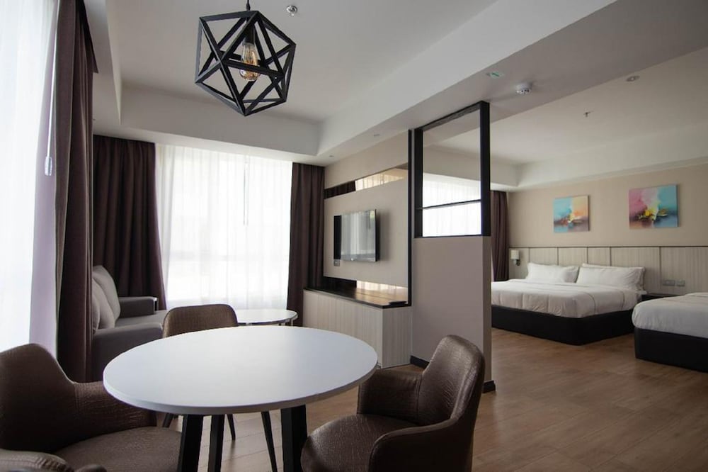 Higher Hotel 29/32
