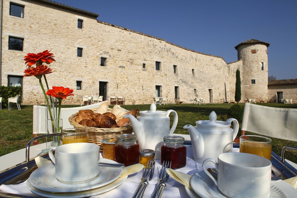 HOTEL DU CHATEAU DE SALETTES 33/45
