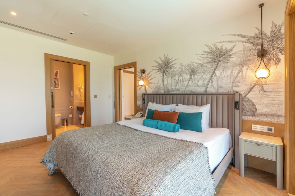 Private, Family Suite, Double and Twin Beds, Via Pool