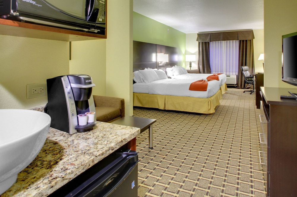 Holiday Inn Express Hotel & Suites Cross Lanes 28/75