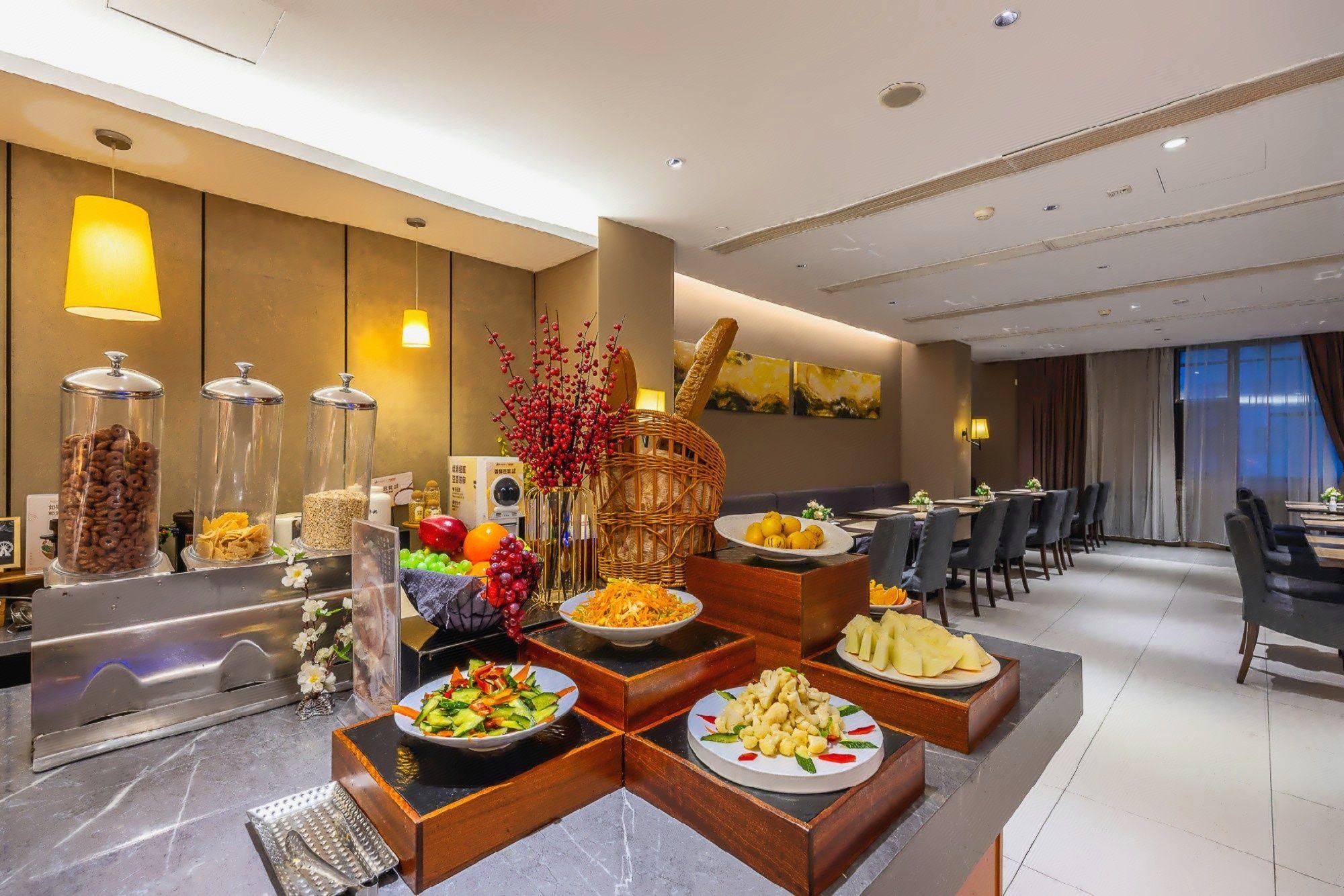Home Inn Plus (Lanzhou Zhangye Road Xiguan Metro Station) 32/39