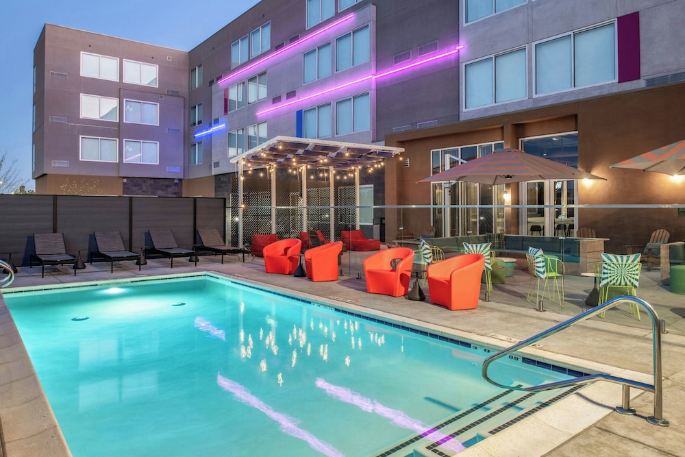 Aloft Sacramento Airport Natomas 10/43