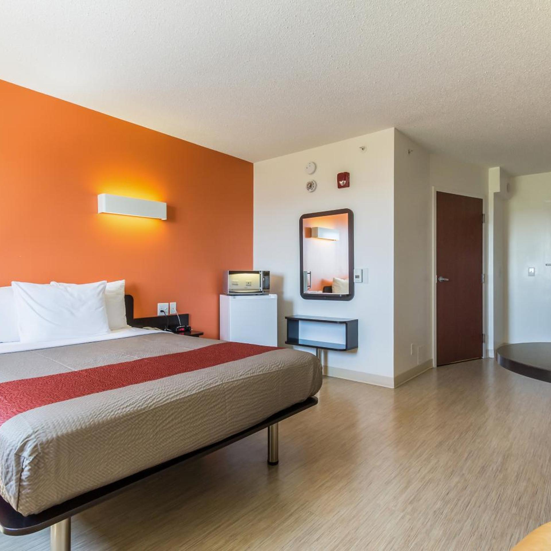 ROOM, QUEEN BED, ACCESSIBLE