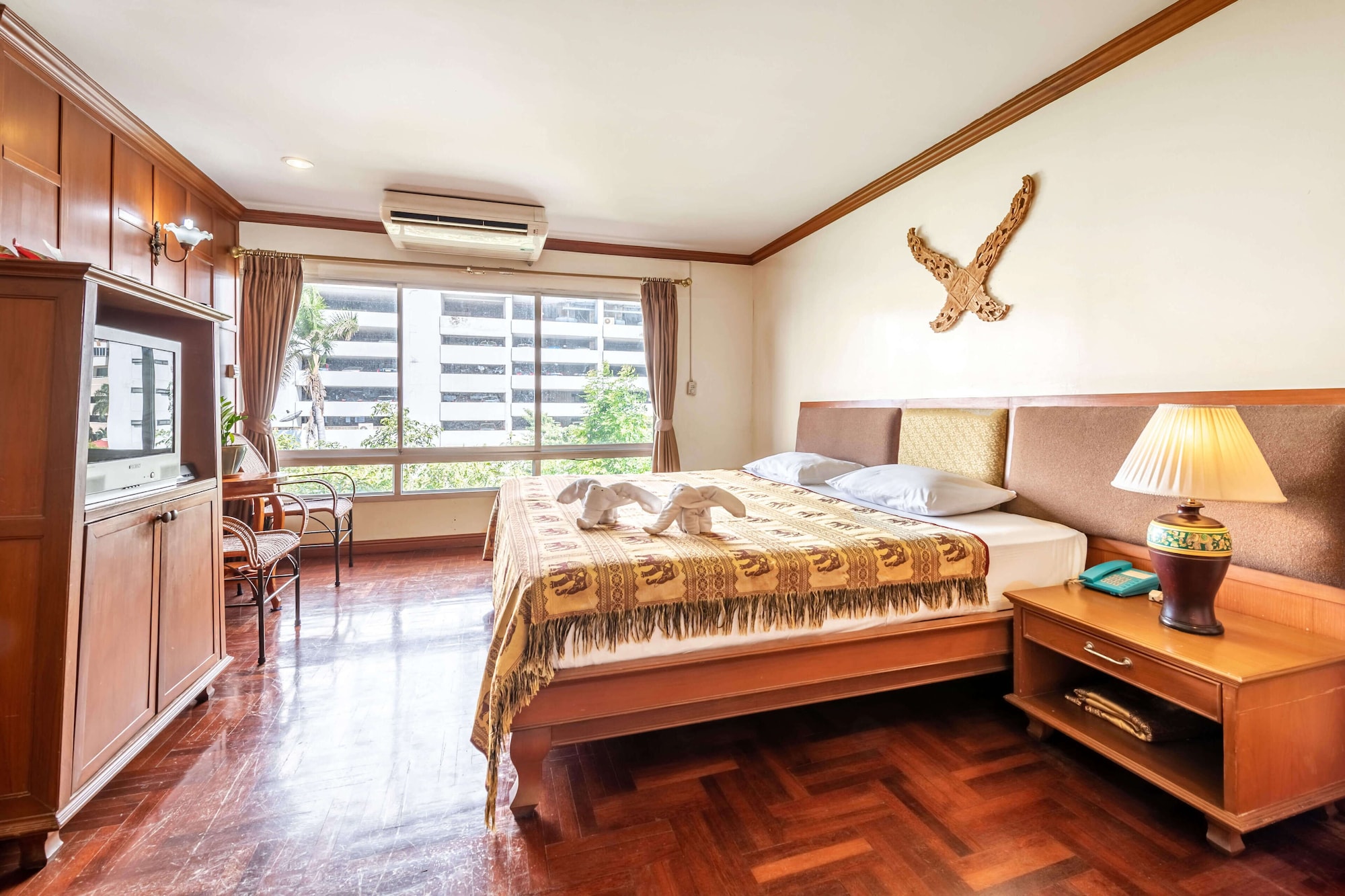 SUPERIOR, DOUBLE OR TWIN BED