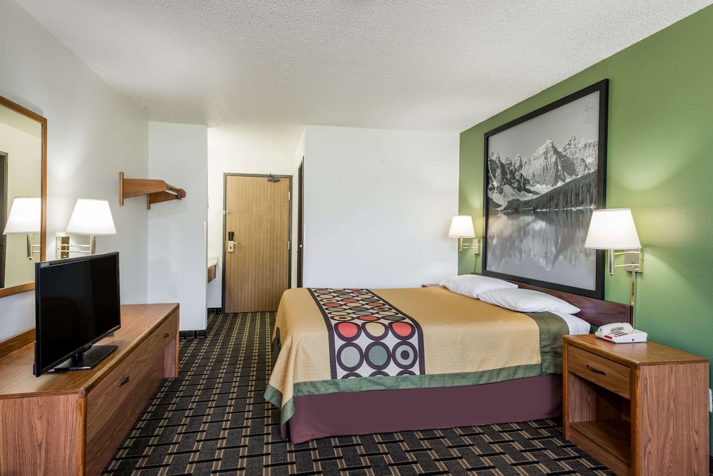 Super 8 Motel Coshocton Roscoe Village Area 5/16