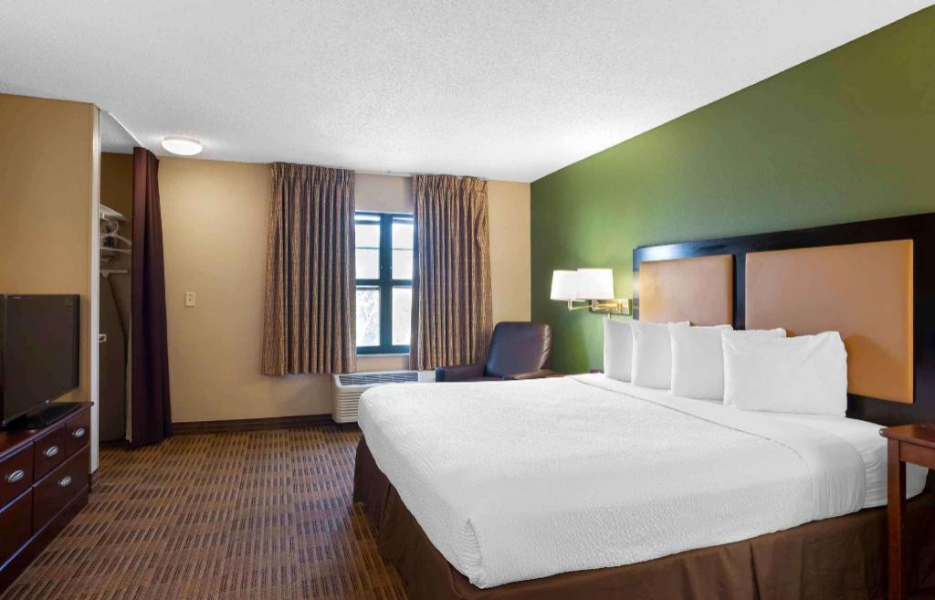 1 BEDROOM, SUITE, KING BED
