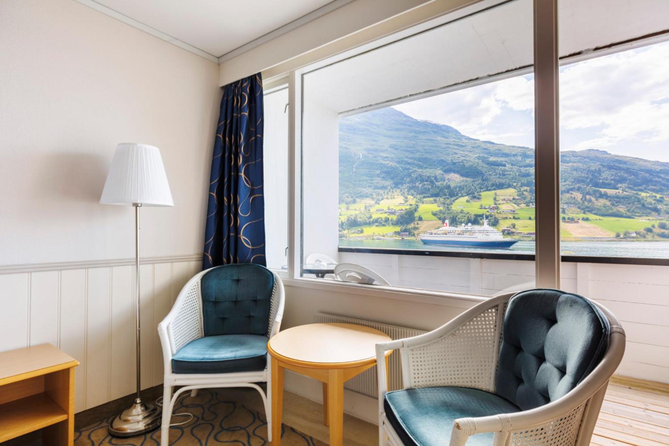 Olden Fjordhotel 36/50