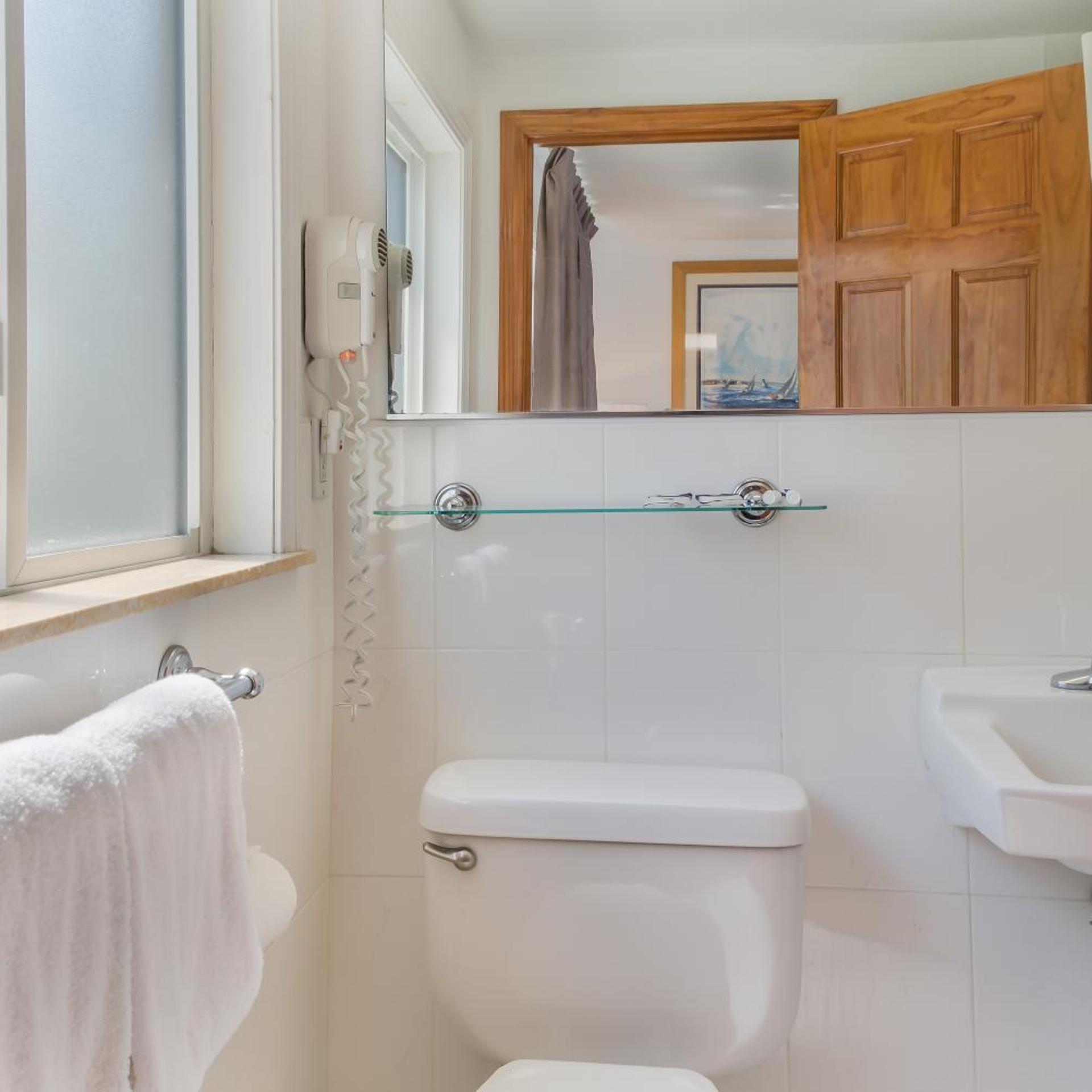 غرفة ديلوكس بسرير مزدوج، Americas Best Value Inn Suites Hyannis Cape Cod 7/9