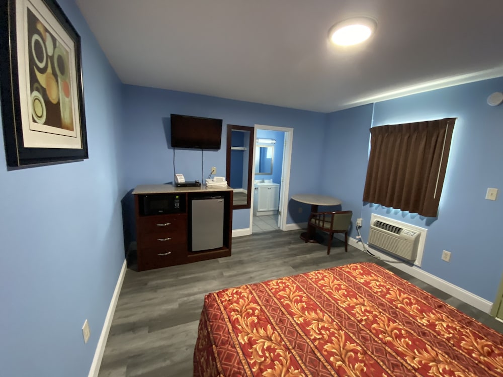 Red Carpet Inn and Suites 13/22