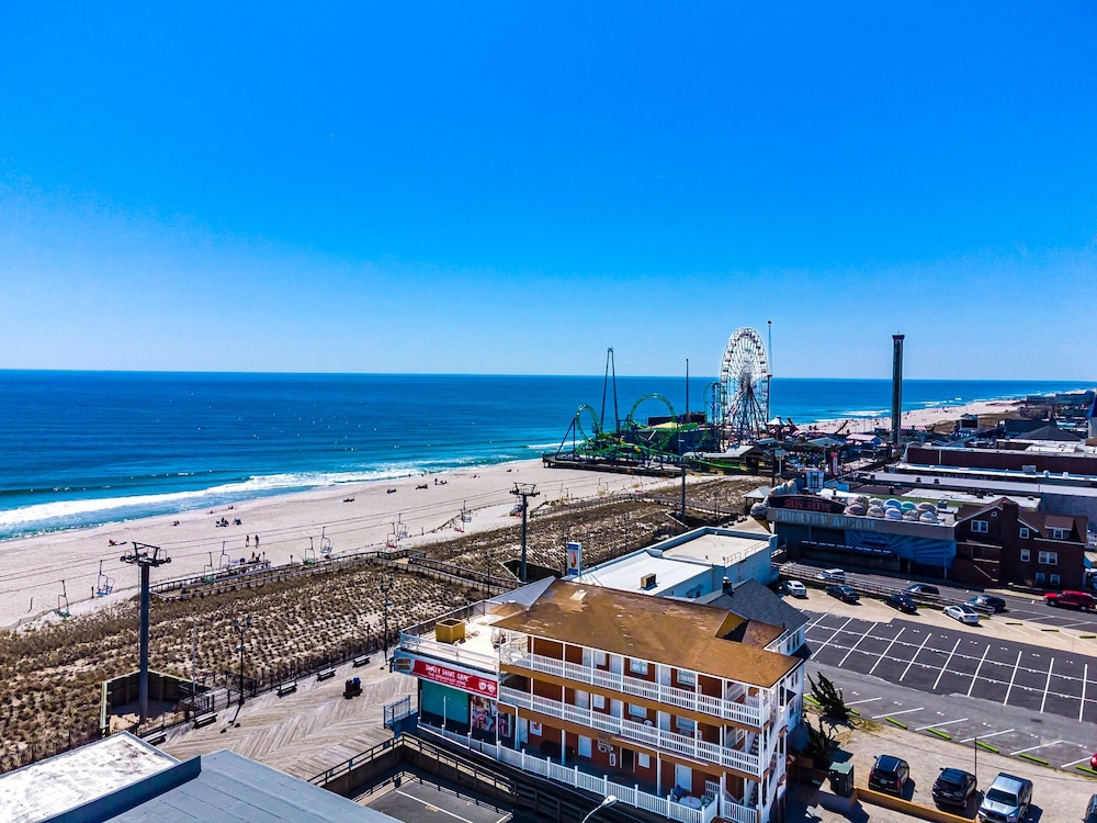 Boardwalk Hotel Charlee Beach House Rentals 30/50