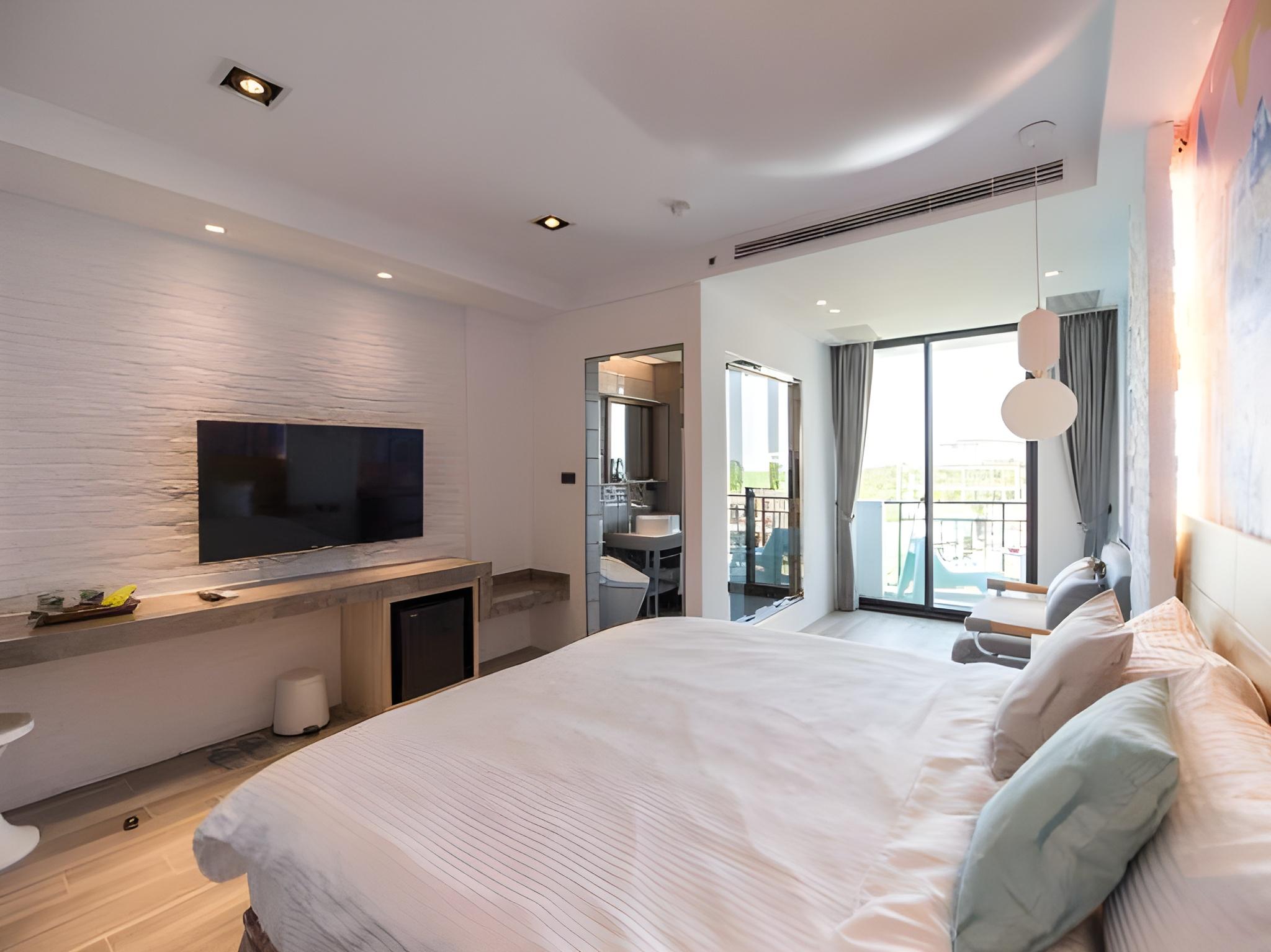 Exquisite, Queen Bed