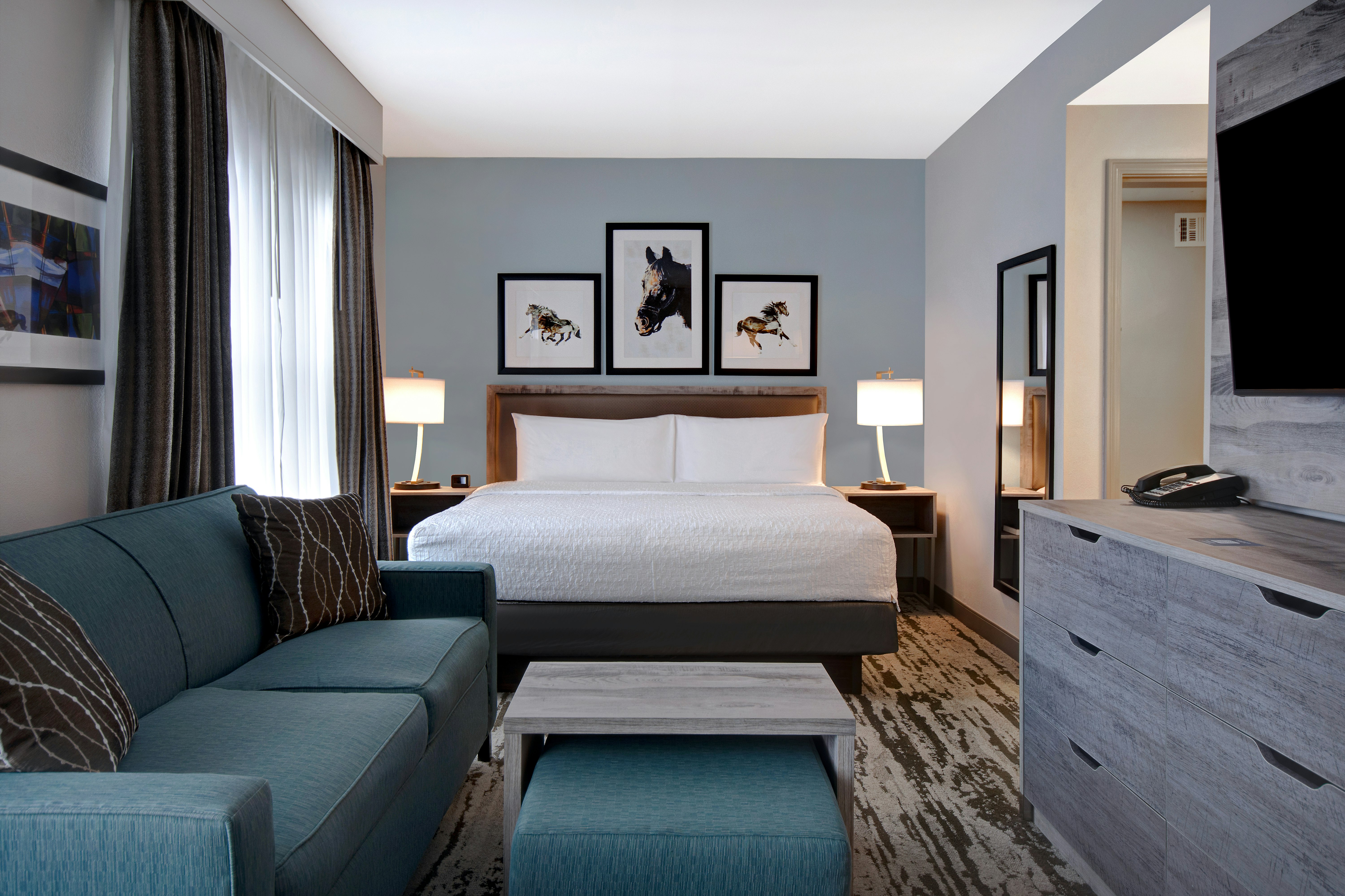 STUDIO, SUITE, KING BED