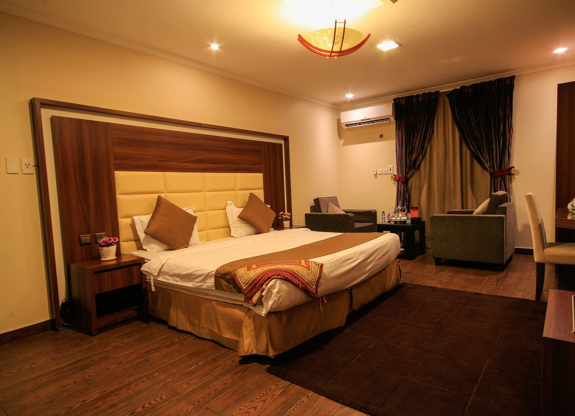 ROOM, DOUBLE OR TWIN BED