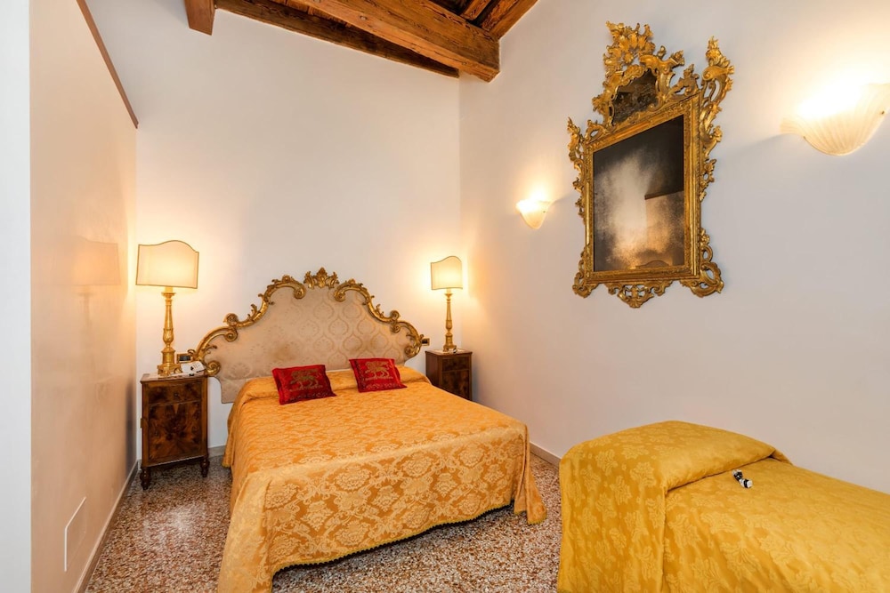 Luxury Venetian Rooms 12/39