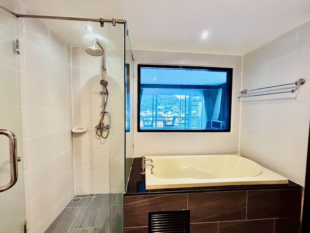 غرفة ديلوكس بسرير كينج بإطلالة على المسبح بغرفة نوم واحدة، Oceanview Treasure Hotel & Residence 7/7