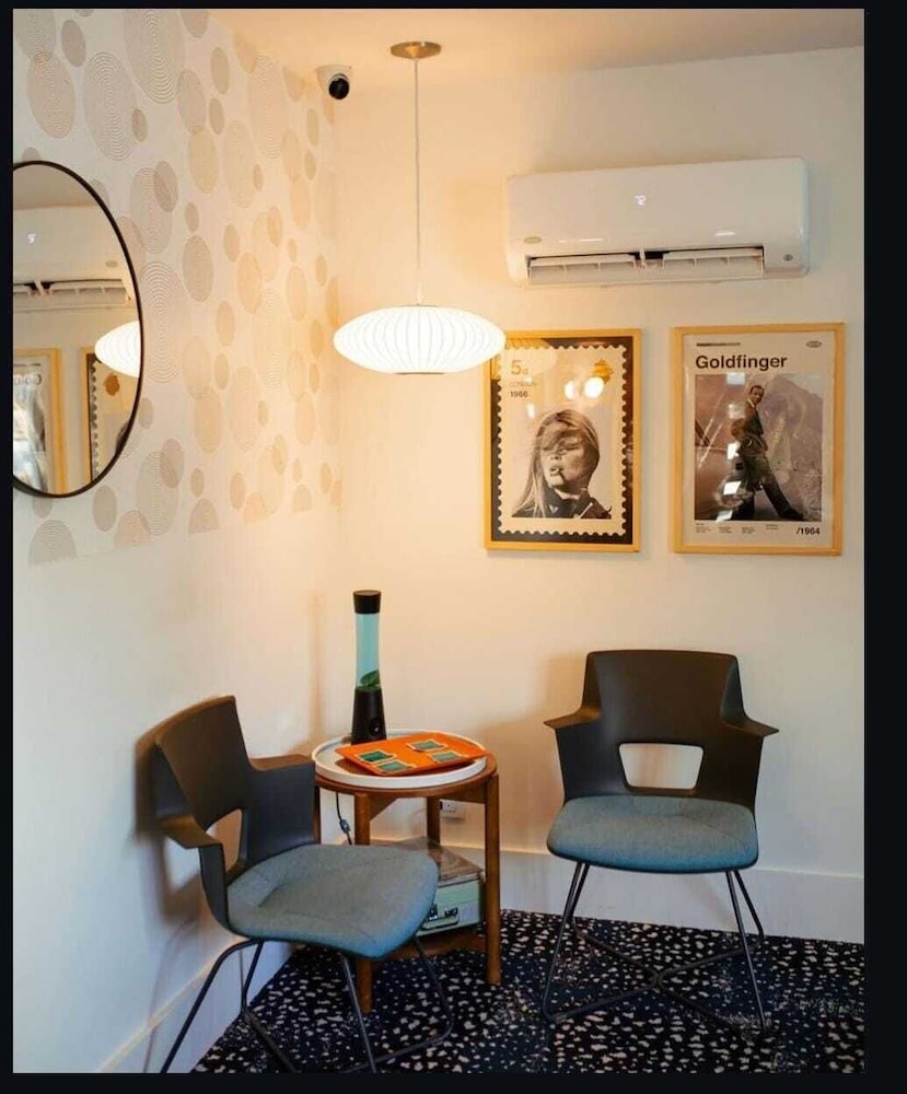 Little Mod Hotel 25/38