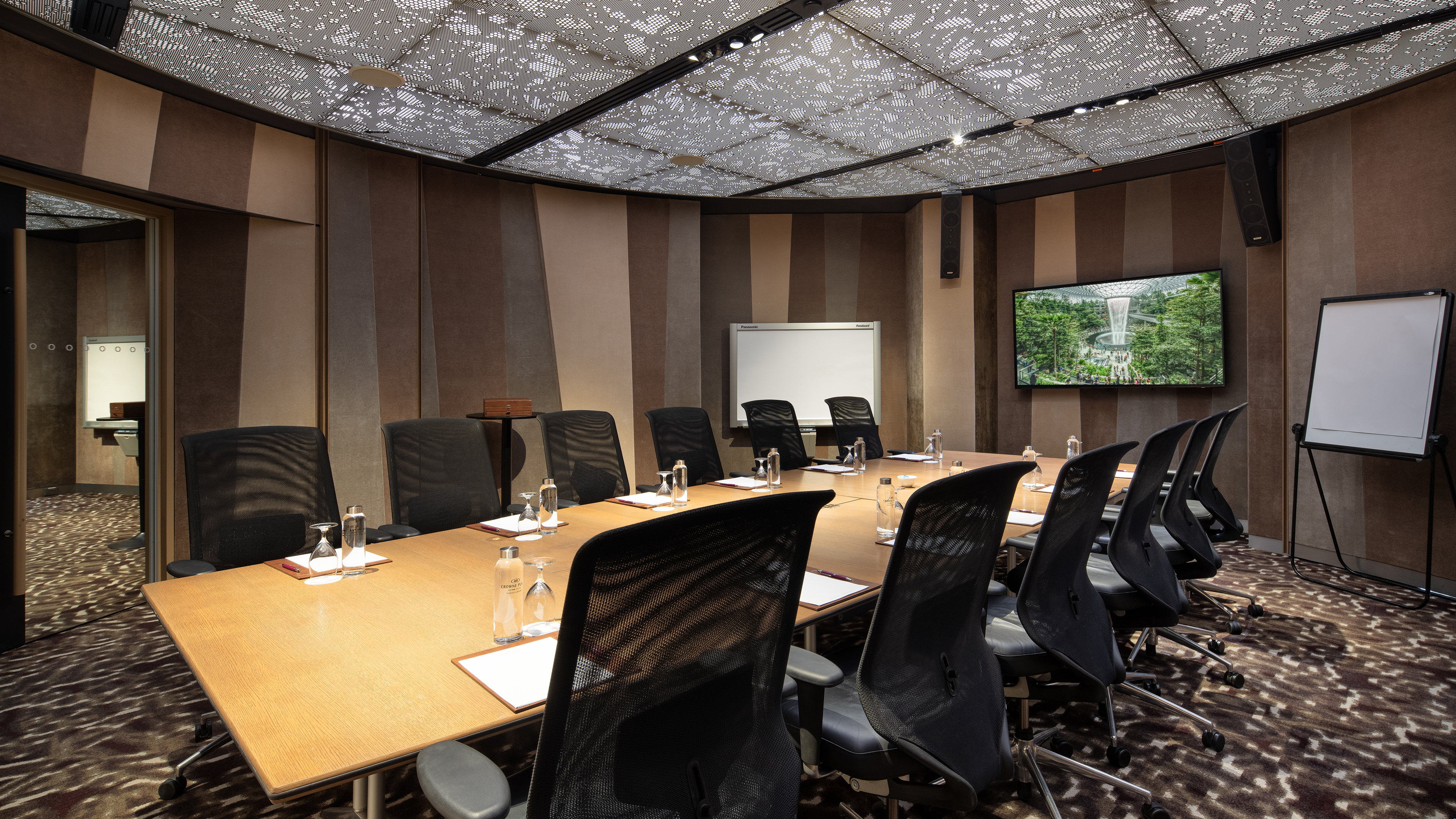 Crowne Plaza Changi Airport Hotel 66/81