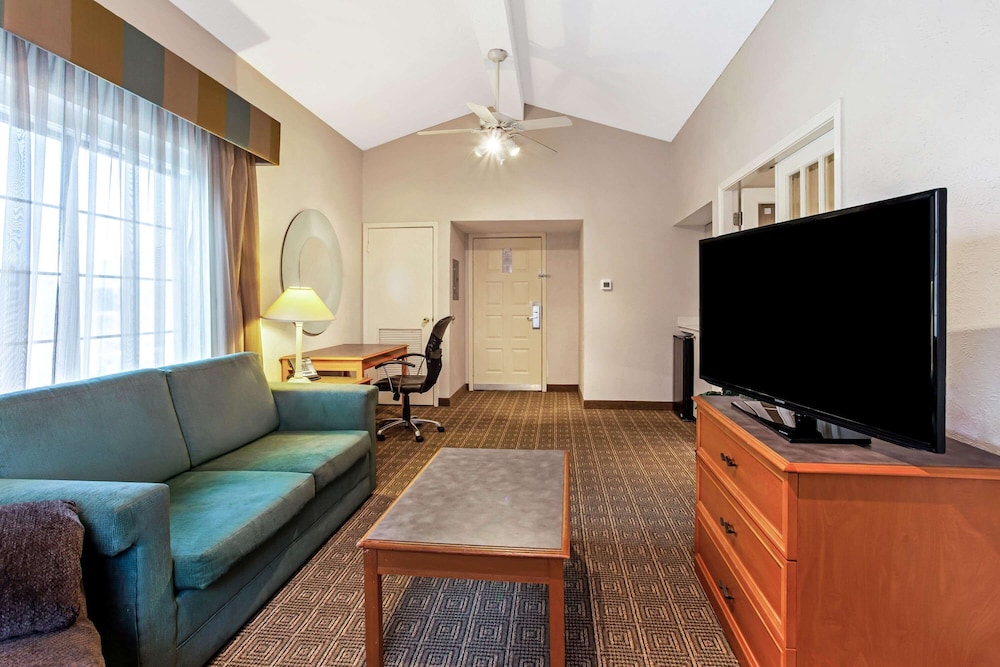 Rodeway Inn College Station, TX 24/37