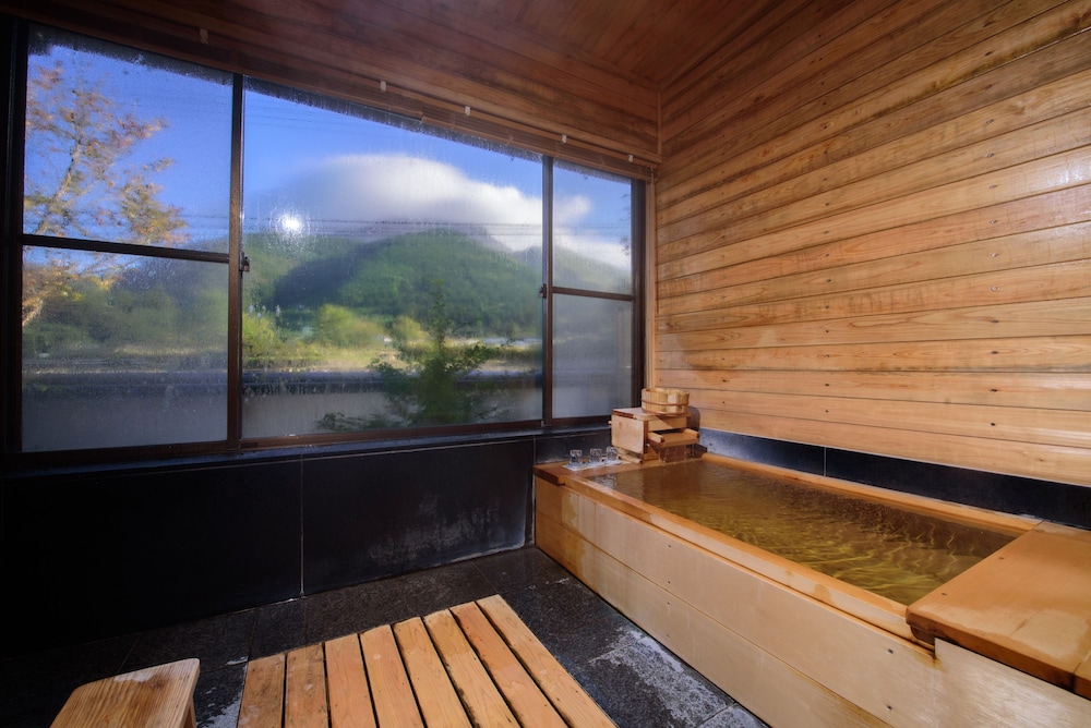 Yufuin Onsen Wafu Ryokan Tsuenosho 13/29