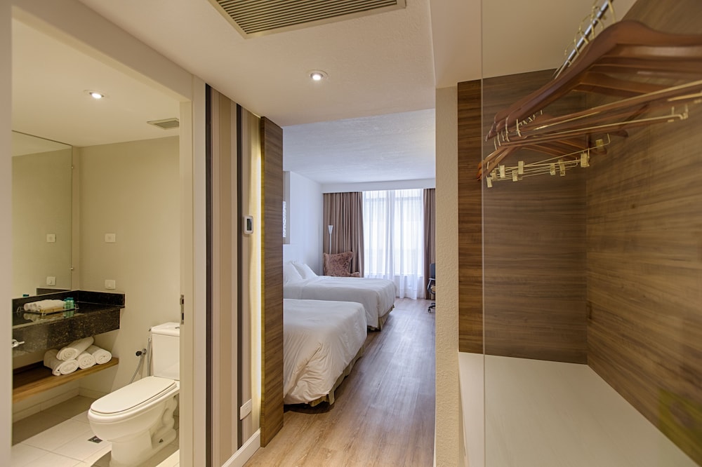 Superior, 2 Double Beds, Radisson Hotel Curitiba 9/10