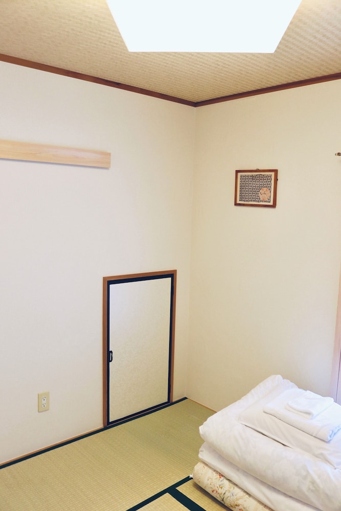 ROOM, SINGLE, SHARED BATHROOM